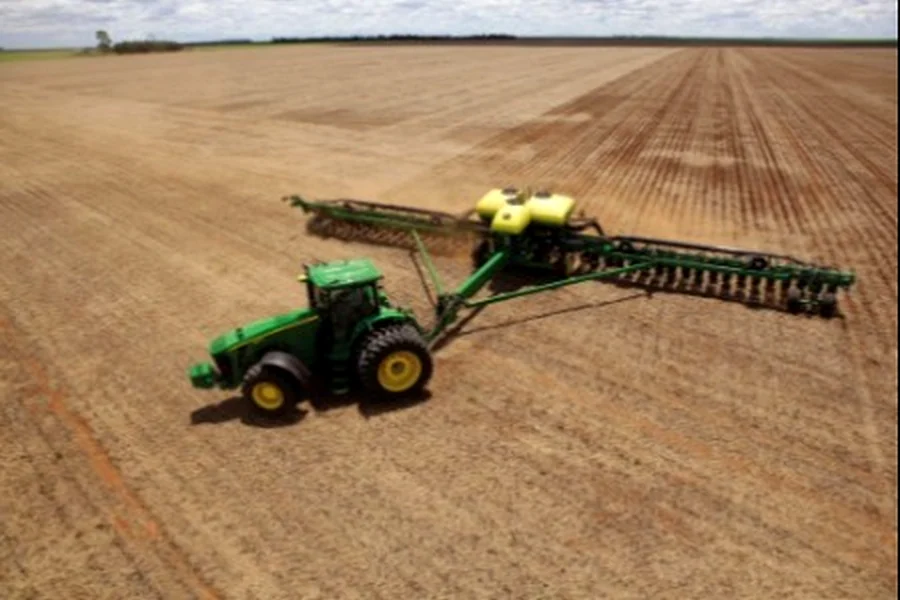 Trator com implemento agrícola em operação